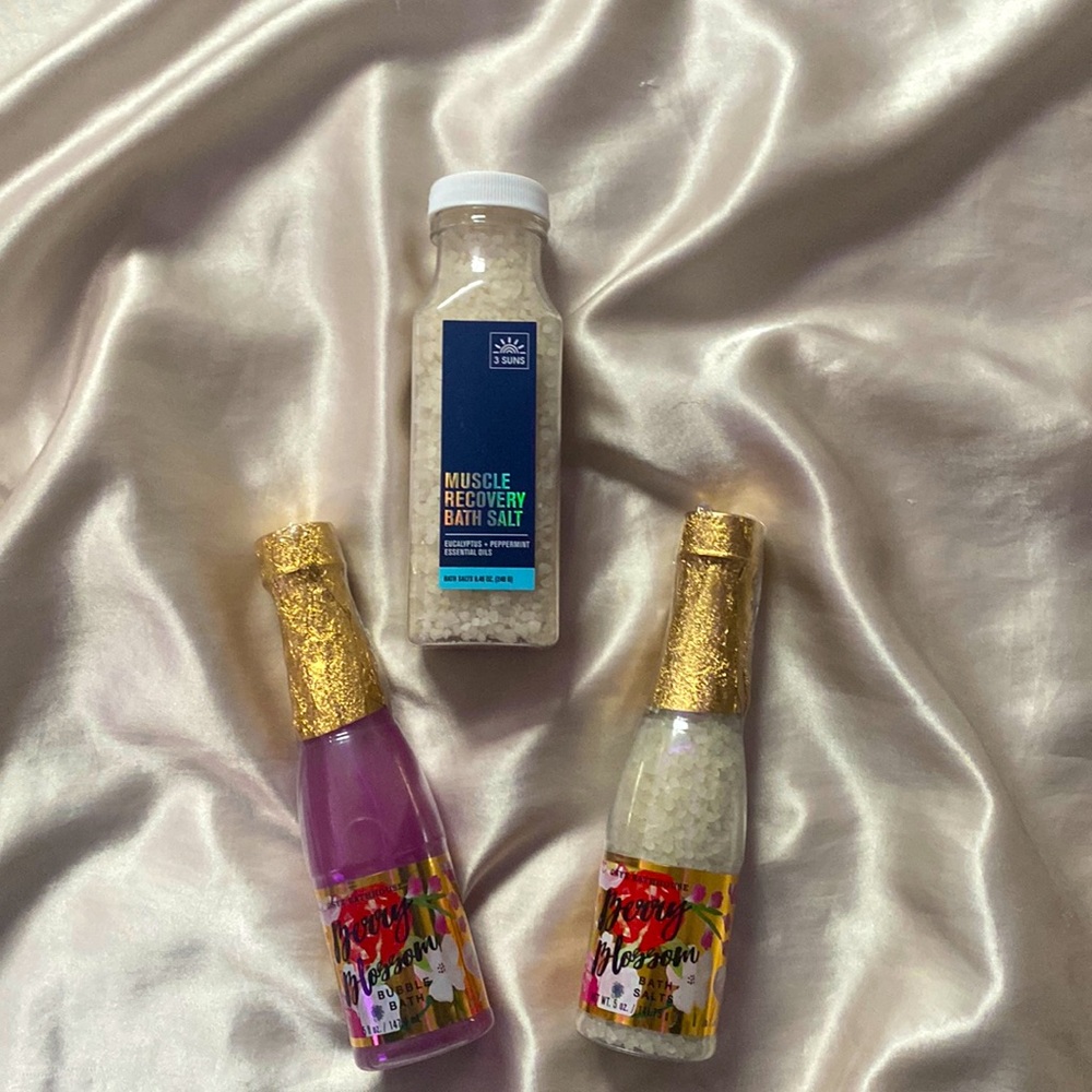 Super cute bath salts in bubble bath set great for a gift! Also brand new